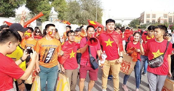 Những con ngựa đỏ trên thảm cỏ xanh ảnh 2