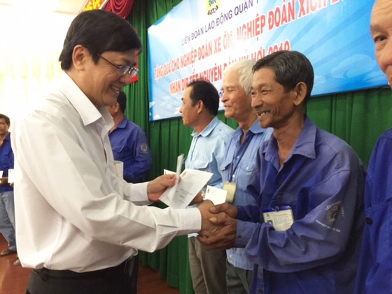Quà xuân ấm áp nghĩa tình ảnh 1