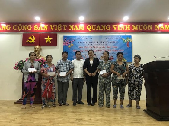 VWS trao qua tết cho người nghèo ảnh 1
