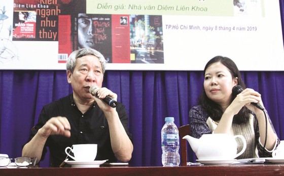Nhà văn Diêm Liên Khoa: Tìm ánh sáng trong bóng tối ảnh 1