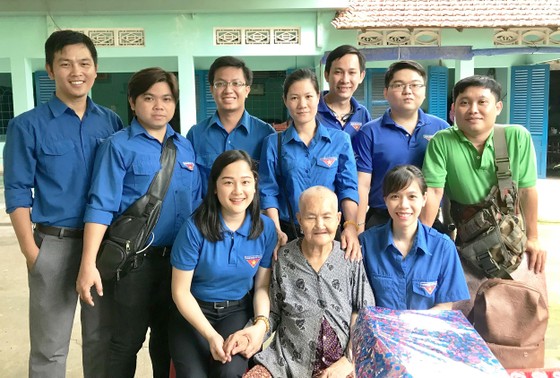 Thăm hỏi, tặng quà Mẹ Việt Nam Anh hùng ảnh 1