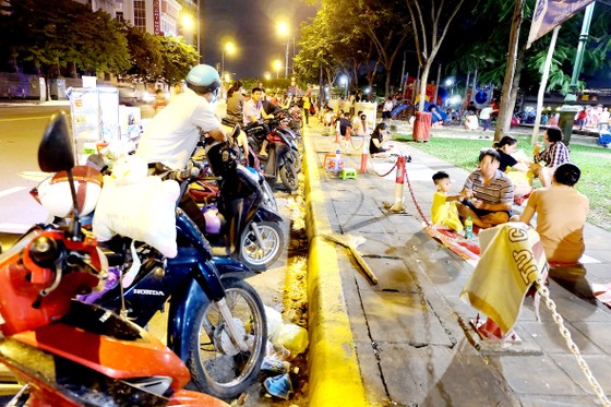 Hàng quán kéo vào công viên, chính quyền ở đâu? ảnh 1