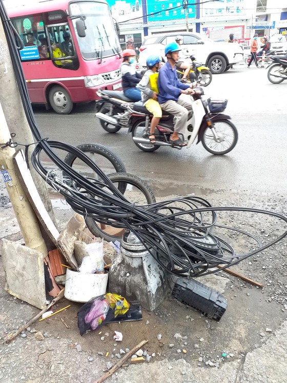 Bó dây điện cuộn dưới chân cột điện gây nhếch nhác, nguy hiểm ảnh 1