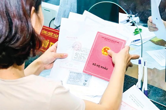 Người dân phấn khởi mã số định danh ảnh 1