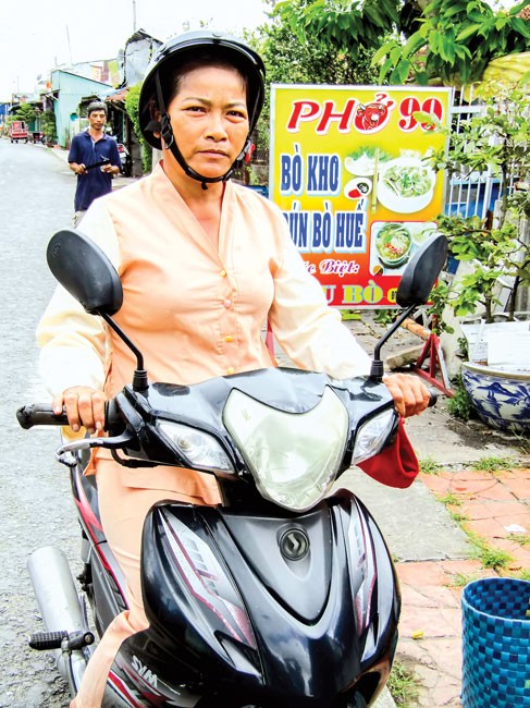 Chuyện những người vá đường ảnh 3