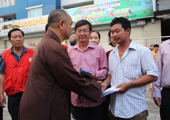 Thăm hỏi, động viên người dân vụ cháy chung cư Carina ảnh 3