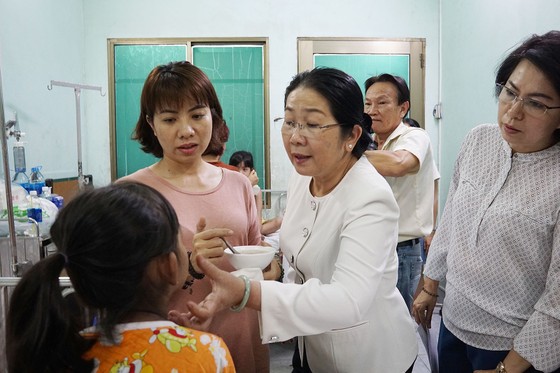 Thăm hỏi, động viên người dân vụ cháy chung cư Carina ảnh 2
