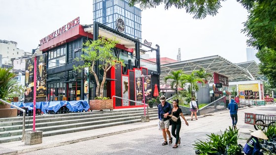 Công viên đang bị “xẻ thịt” ảnh 1