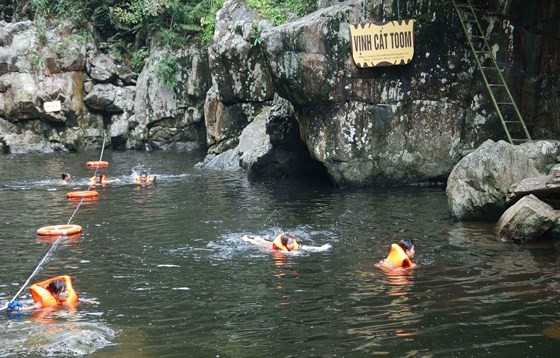 Người dân miền Trung vật vã trong nắng nóng ảnh 5