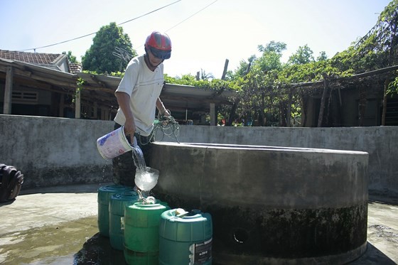 Người dân miền Trung vật vã trong nắng nóng ảnh 10