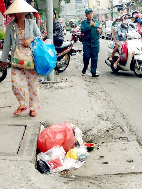 Cống rãnh, kênh rạch tắc nghẽn vì rác ảnh 1