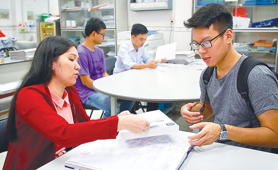 Điểm chuẩn nhiều trường đại học giảm kỷ lục ảnh 1