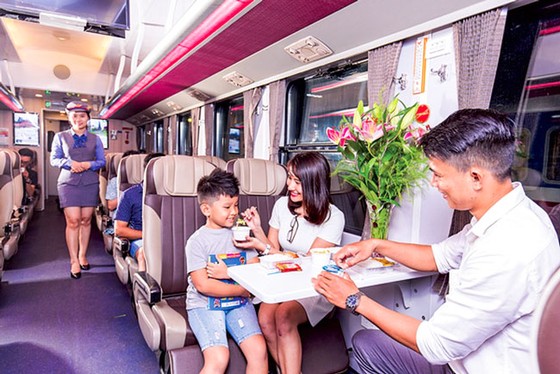 Xách ba lô theo bánh con tàu quay ảnh 1