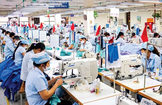 CP dệt may hưởng lợi từ cuộc chiến thương mại ảnh 1