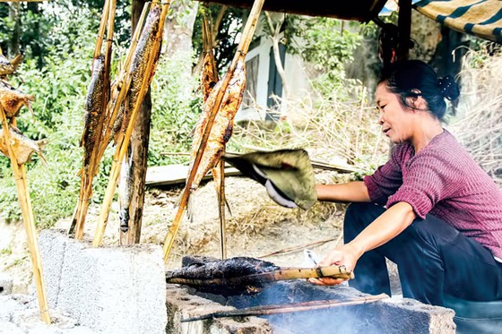 Đậm đà cá nướng sông Đà ảnh 1