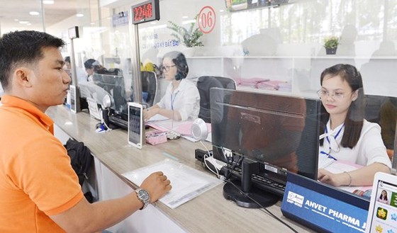 Tăng thu nhập để giữ chân cán bộ Để giữ chân đội ngũ cán bộ, công chức, viên chức, TPHCM đã triển khai chi trả thu nhập tăng thêm. Ảnh: VIỆT DŨNG