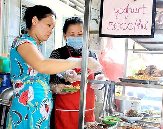Phạt tiền triệu nếu bán thức ăn chín không đeo găng tay ảnh 1