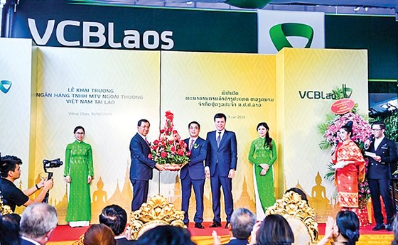 Nhà băng Việt ra nước ngoài còn yếu thế ảnh 1