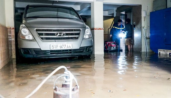 Hầm chung cư ngập nước gây hư hỏng ô tô - Rắc rối đền bù ảnh 1