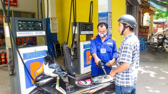 Sòng phẳng khi giá xăng giảm mạnh ảnh 1