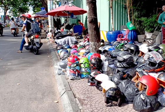 Đến hạn cam kết, lòng lề đường vẫn ngổn ngang ảnh 1