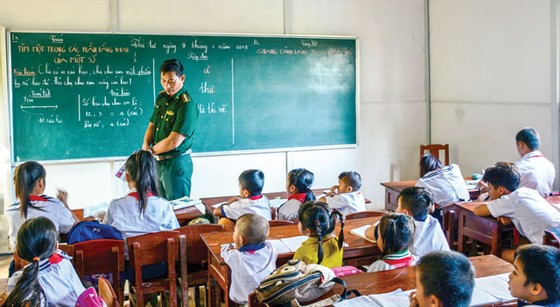 Người thầy mang quân hàm xanh ảnh 1