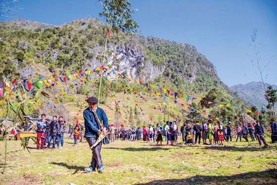 Mùa trẩy hội trên non cao ảnh 6