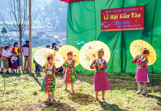 Mùa trẩy hội trên non cao ảnh 8