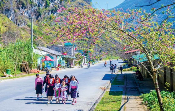 Mùa trẩy hội trên non cao ảnh 9
