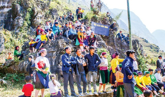 Mùa trẩy hội trên non cao ảnh 11
