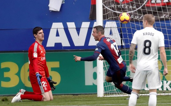 Real Madrid thua sốc Eibar 0-3: Ngày hôm qua đâu rồi! ảnh 4