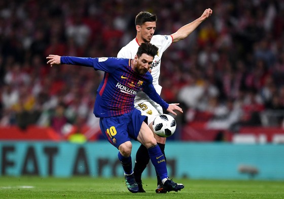 Lio Messi Äi bÃ³ng qua háº­u vá» Sevilla
