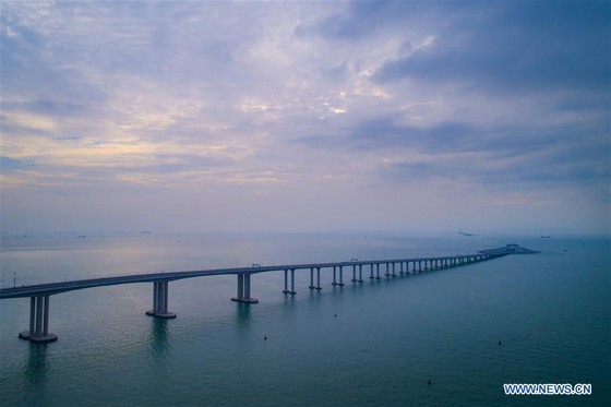 Trung Quốc khánh thành cây cầu vượt biển dài nhất thế giới nối Hong Kong với đại lục ảnh 9