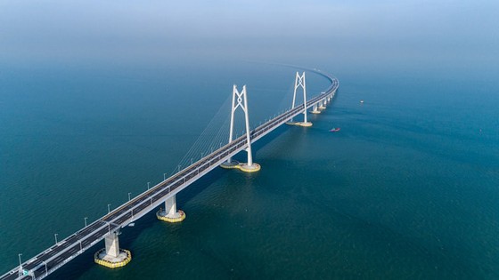Trung Quốc khánh thành cây cầu vượt biển dài nhất thế giới nối Hong Kong với đại lục ảnh 1