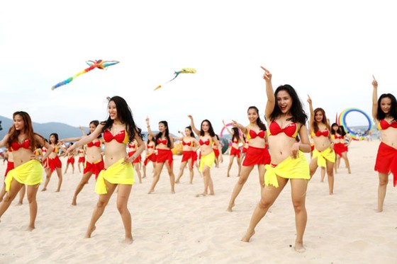 Chào hè của “Hãng hàng không bikini” ảnh 10