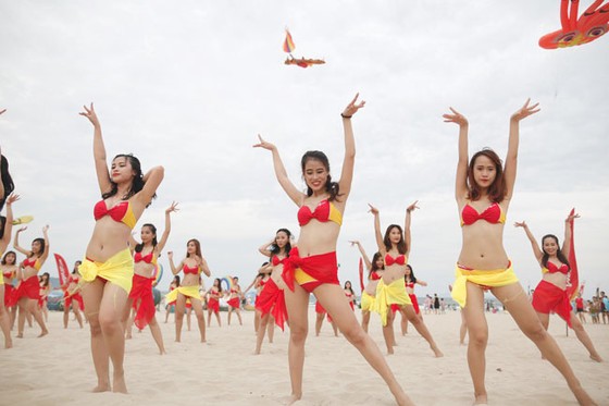 Chào hè của “Hãng hàng không bikini” ảnh 12