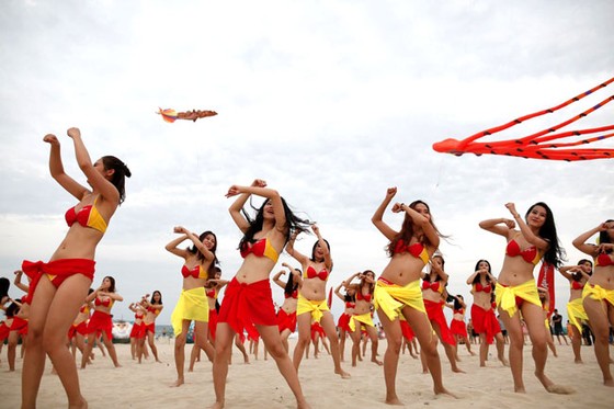 Chào hè của “Hãng hàng không bikini” ảnh 7
