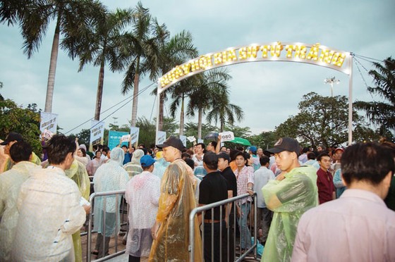 Hàng ngàn người đội mưa dự lễ hội bia Sư Tử Trắng-Nâng ly vì chí lớn ảnh 1