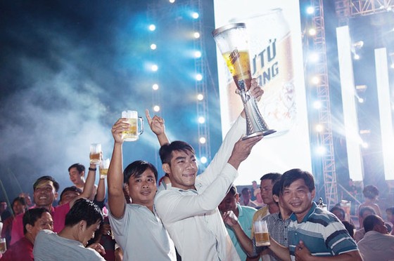 Hàng ngàn người đội mưa dự lễ hội bia Sư Tử Trắng-Nâng ly vì chí lớn ảnh 2