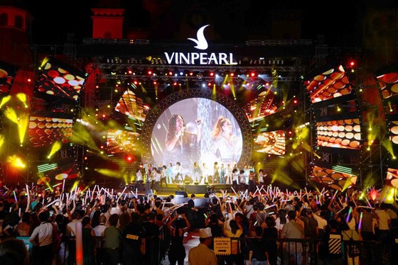Hàng ngàn khán giả Vinpearl cháy hết mình cùng đêm nhạc Boney M ảnh 1