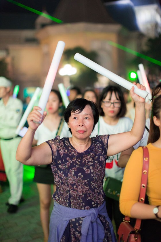Hàng ngàn khán giả Vinpearl cháy hết mình cùng đêm nhạc Boney M ảnh 5