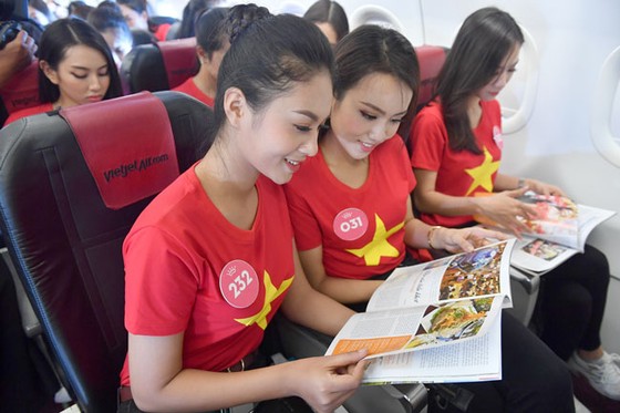 Top 43 Hoa hậu Việt Nam rực rỡ thu hút hàng triệu hành khách Vietjet ảnh 3