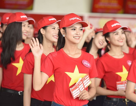 Top 43 Hoa hậu Việt Nam rực rỡ thu hút hàng triệu hành khách Vietjet ảnh 8