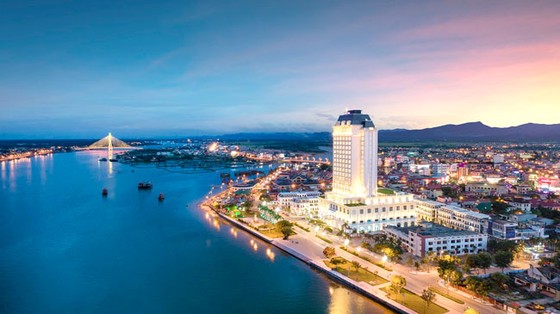 Say đắm thưởng ngoạn “lâu đài ánh sáng” chốn thiên đường hang động ảnh 1