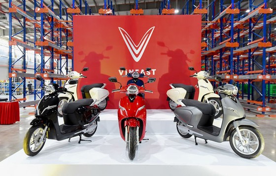 VinFast ra mắt 3 dòng sản phẩm ô tô, xe máy điện ảnh 2
