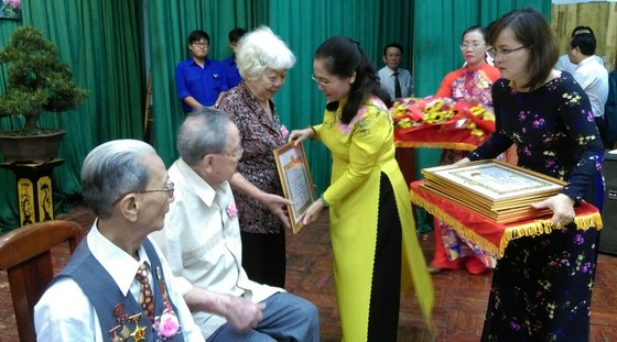 Quận 11 trao Huy hiệu Đảng, tuyên dương gương “Làm theo Bác” ảnh 1