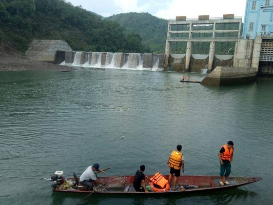 Làm rõ việc một người chết do lật thuyền dưới đập thủy điện ảnh 1