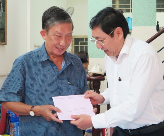 Lãnh đạo TPHCM thăm gia đình các cá nhân tham gia Tổng tiến công và nổi dậy Xuân Mậu Thân 1968 ảnh 1