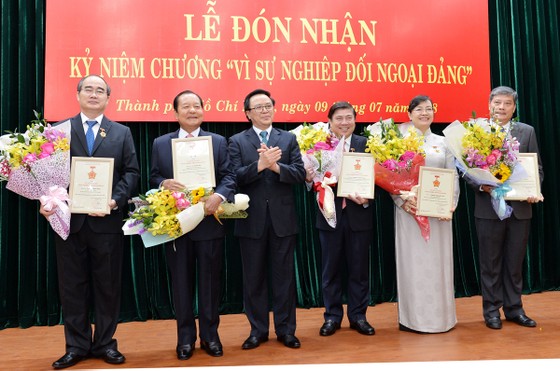 8 lãnh đạo, nguyên lãnh đạo TPHCM nhận Kỷ niệm chương “Vì sự nghiệp đối ngoại Đảng” ảnh 1