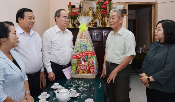 Bí thư Thành ủy TPHCM Nguyễn Thiện Nhân thăm mẹ Việt Nam Anh hùng ảnh 1